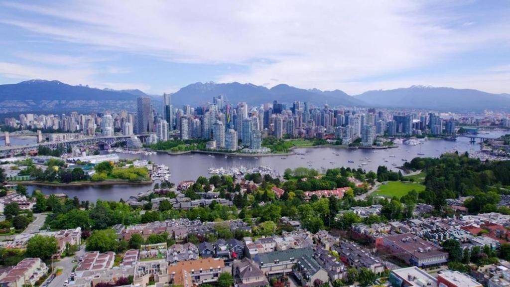 Billion Dollar Views In A Beautiful Fairview Slopes Heritage House Apartment Vancouver Luaran gambar